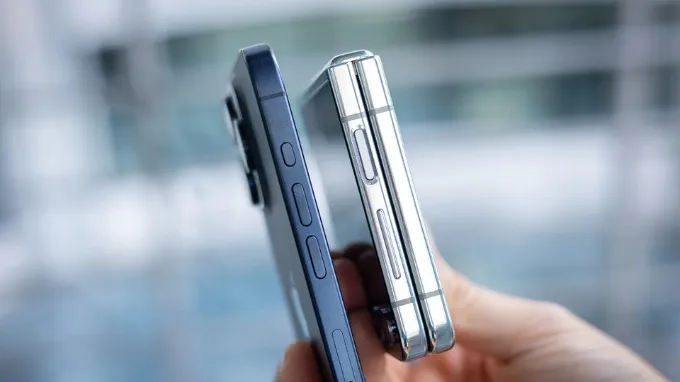 So sánh kích thước iPhone 15 Pro và Samsung Z Flip 5