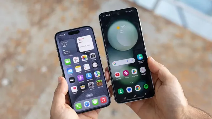 So sánh màn hình iPhone 15 Pro và Samsung Z Flip 5
