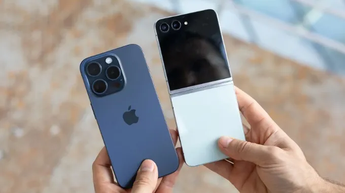 So sánh thiết kế iPhone 15 Pro và Samsung Z Flip 5