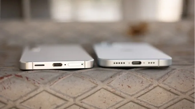 so sánh iPhone 15 và Galaxy S24 về pin và sạc
