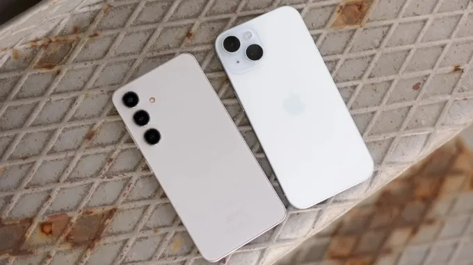 so sánh iPhone 15 và Galaxy S24 về thiết kế
