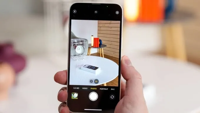 iPhone 16e lựa chọn cách tiếp cận đơn giản hơn với một camera sau 48MP khẩu độ f/1.6