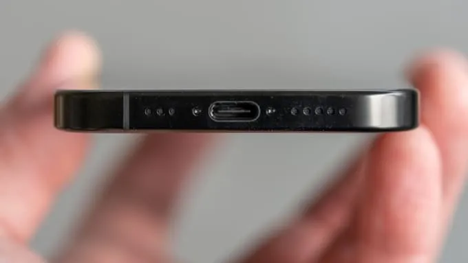 So sánh iPhone 16 Pro vs iPhone 16e về pin