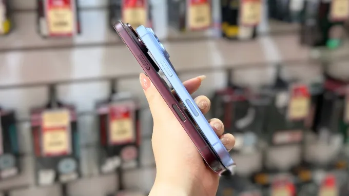 Cả hai cùng độ dày, nhưng mức chênh 38 gram là điều bạn sẽ cảm nhận rõ khi cầm lâu