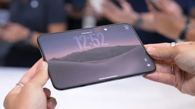 Điểm ăn tiền trên iPhone Duo chính là tỷ lệ hiển thị giữa hai màn hình