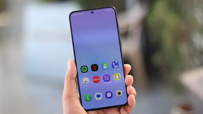 Galaxy A57 có đôi chút lợi thế về không gian hiển thị khi sở hữu màn hình 6.7 inch