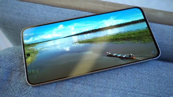 Galaxy S26 FE mang đến không gian thao tác rộng rãi hơn với tấm nền Dynamic AMOLED 2X