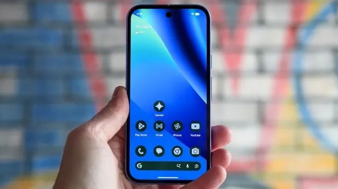 Pixel 10a hiển thị rõ ràng, nét căng ngay cả dưới ánh nắng mặt trời