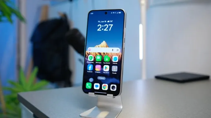 OPPO Reno16 F được trang bị màn hình AMOLED kích thước 6.57 inch
