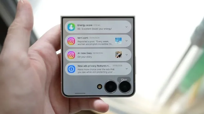 Điểm ấn tượng nhất trên Galaxy Z Flip8 là màn hình phụ FlexWindow 4.1 inch
