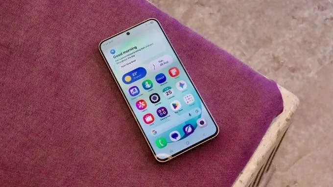 Galaxy S26 FE tạo ra khoảng cách khá rõ với iPhone 17e