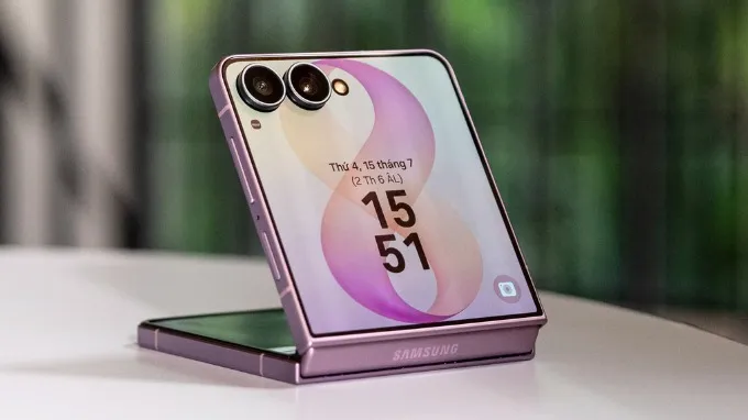 Galaxy Z Flip8 gây ấn tượng mạnh với màn hình phụ FlexWindow 4.1 inch tràn viền ở mặt lưng