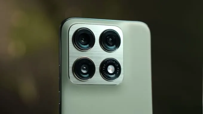 Motorola Edge 70 Pro được đầu tư khá mạnh với cụm 3 camera sau đều có độ phân giải 50MP