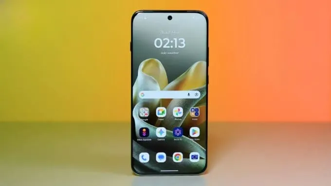 Motorola Edge 70 Pro được trang bị màn hình Extreme AMOLED kích thước 6.78 inch