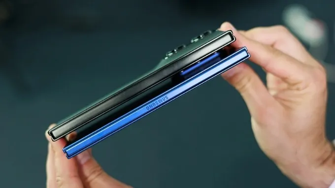 So sánh Motorola Razr Fold và Galaxy Z Fold 7 về độ hoàn thiện