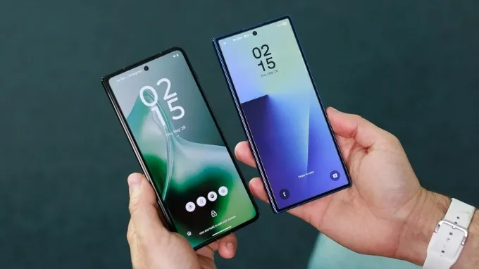 So sánh Motorola Razr Fold và Galaxy Z Fold 7 về màn hình