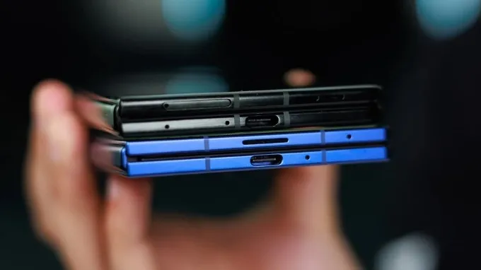 So sánh Motorola Razr Fold và Galaxy Z Fold 7 về pin và sạc