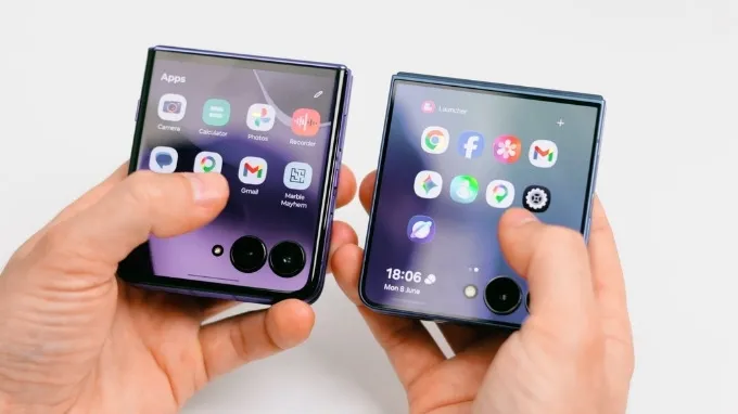 Samsung nhỉnh hơn một chút với kích thước 4.1 inch
