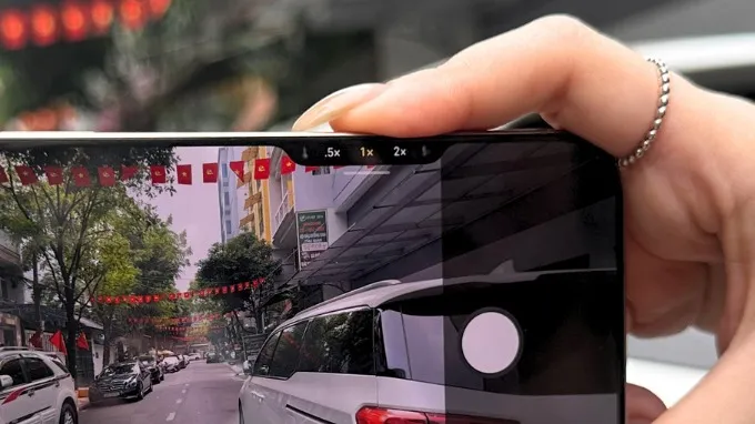 Cả hai thiết bị cùng sở hữu nút Camera Control