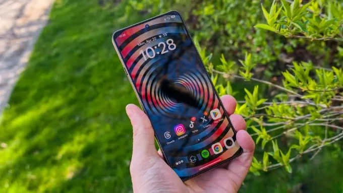 OPPO Find X7 Ultra và Find X9 Ultra đều được trang bị màn hình LTPO AMOLED 6.82 inch