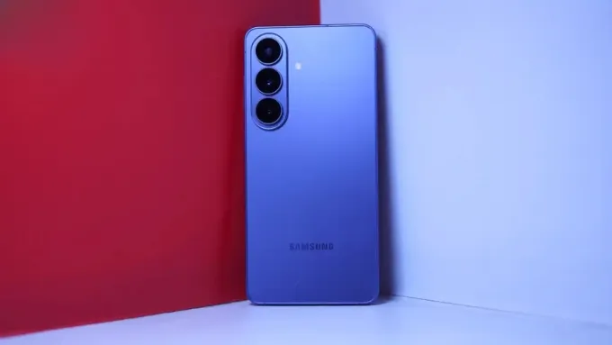 Samsung S26 hướng đến sự gọn nhẹ và tối giản hơn với kích thước khoảng 150 x 72 x 7.2 mm