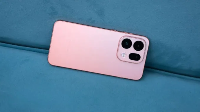 OPPO Find X9s sở hữu ngoại hình cao cấp với kích thước khoảng 157 x 74 x 8 mm