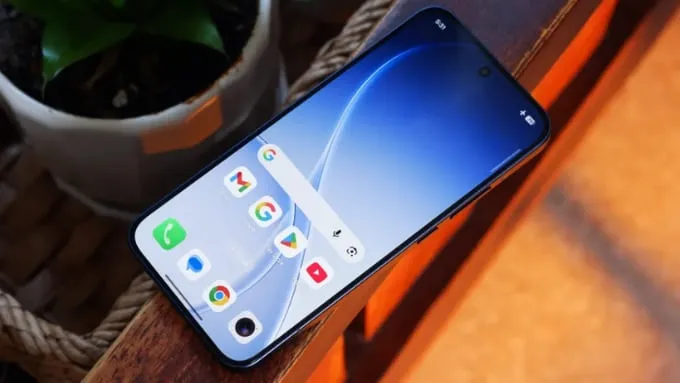 OPPO Reno15 được trang bị màn hình AMOLED