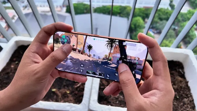 Ở phía HONOR 600, thiết bị sử dụng Snapdragon 7 Gen 4 tiến trình 4nm