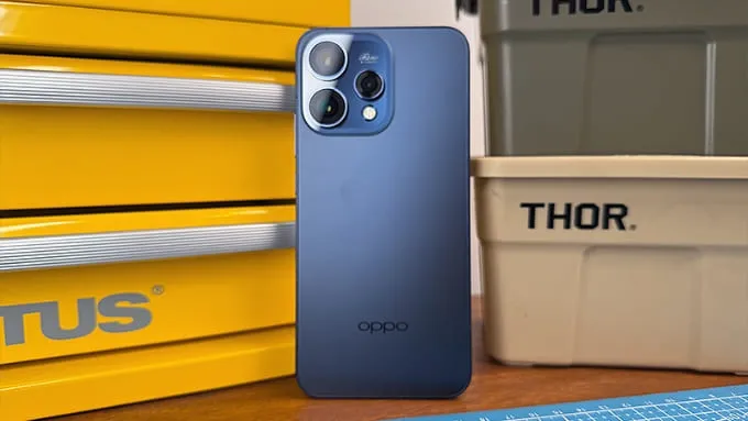 OPPO Reno15 sở hữu thiết kế mỏng hơn với kích thước 158 × 74.83 x 7.77 - 7.89 mm