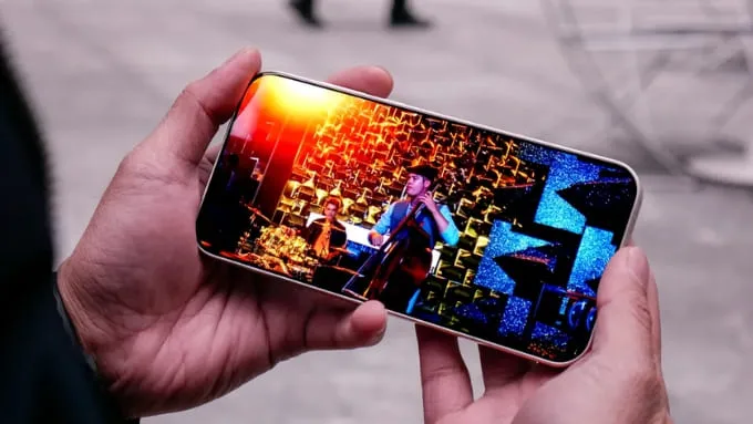 OnePlus 15 hướng đến trải nghiệm màn hình cao cấp hơn với tấm nền LTPO AMOLED phẳng 6.78 inch