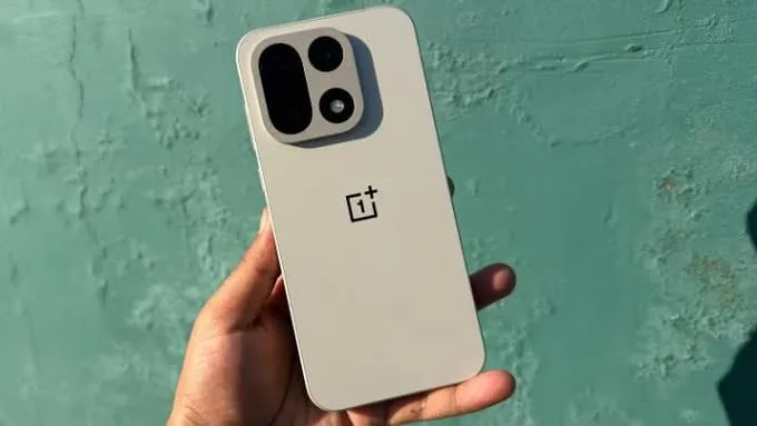 OnePlus 15 có sự thay đổi đáng kể trong thiết kế khi chuyển từ kiểu dáng bo cong quen thuộc