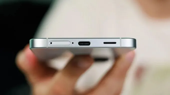 Cả Galaxy S26 FE và Galaxy A57 đều hỗ trợ sạc nhanh có dây 45W