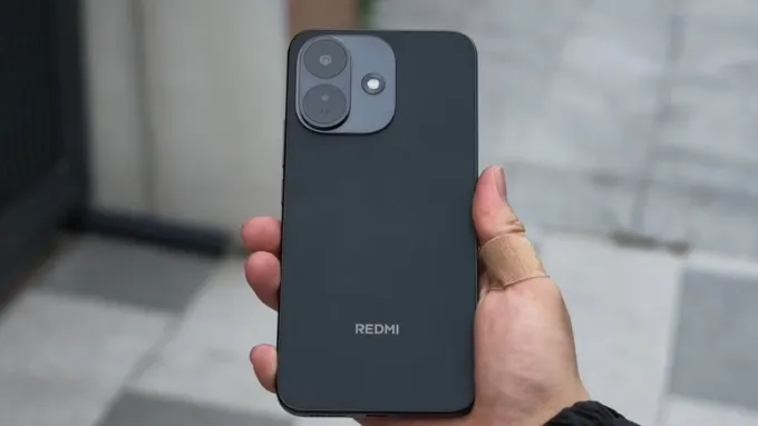 Redmi Note 17 Pro lớn hơn đôi chút với thông số 163.5 × 78.3 × 8.5 mm