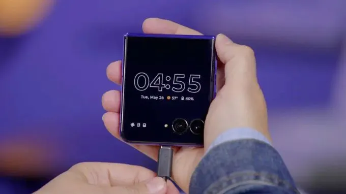 Motorola Razr Ultra (2026) sở hữu viên pin 4.700 mAh, sạc nhanh 68W