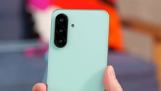 Sự khác biệt chủ yếu nằm ở camera góc siêu rộng và camera selfie
