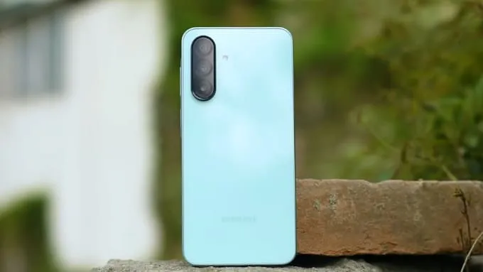 Cả 2 đều được bảo vệ bằng kính cường lực Gorilla Glass Victus+ ở mặt trước