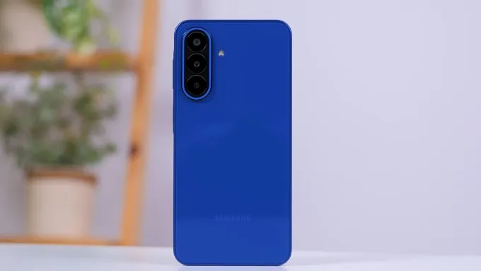 Galaxy A27 và Galaxy A26 đều theo đuổi ngôn ngữ thiết kế đặc trưng của dòng Galaxy A 