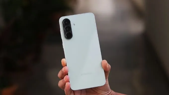 Galaxy A56 có kích thước 162.2 x 77.5 x 7.4 mm