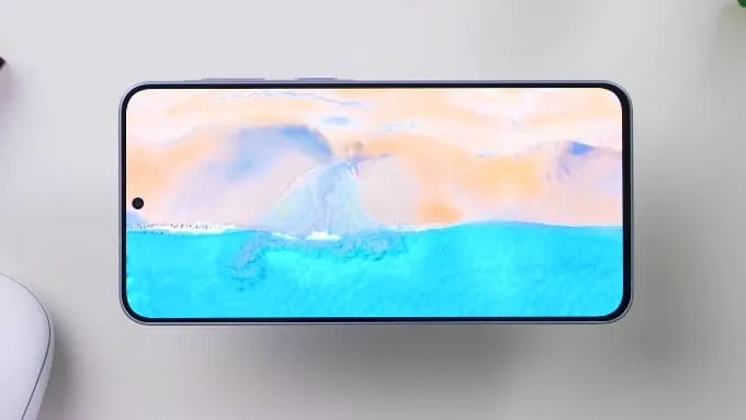 Cả 2 mẫu máy đều được trang bị màn hình phẳng kích thước lớn 6.7 inch