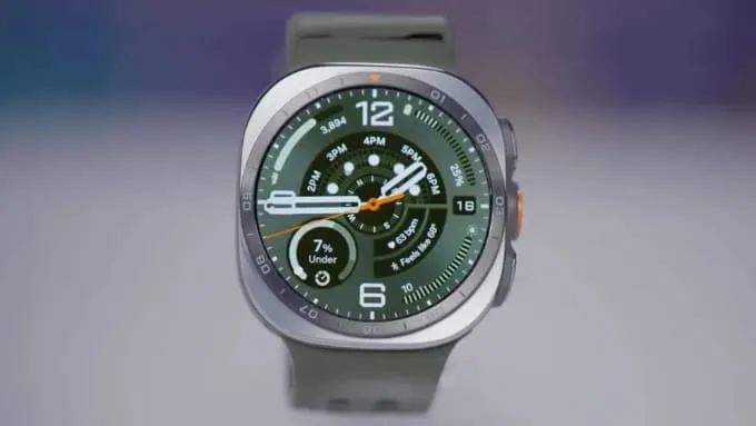 Galaxy Watch Ultra2 được trang bị màn hình Super AMOLED phẳng kích thước 1.52 inch