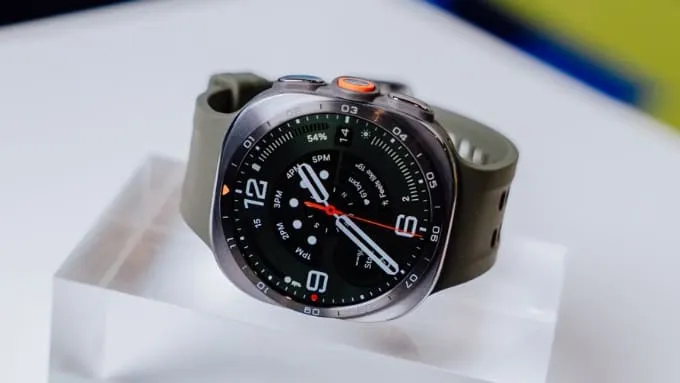 Samsung Galaxy Watch Ultra2 sở hữu thiết kế Cushion (squircle) đặc trưng