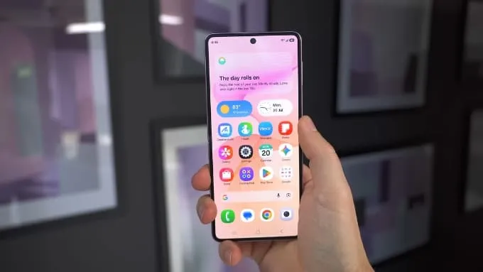 Trên Galaxy Z Flip8, Samsung nâng cấp đáng kể cả 2 màn hình
