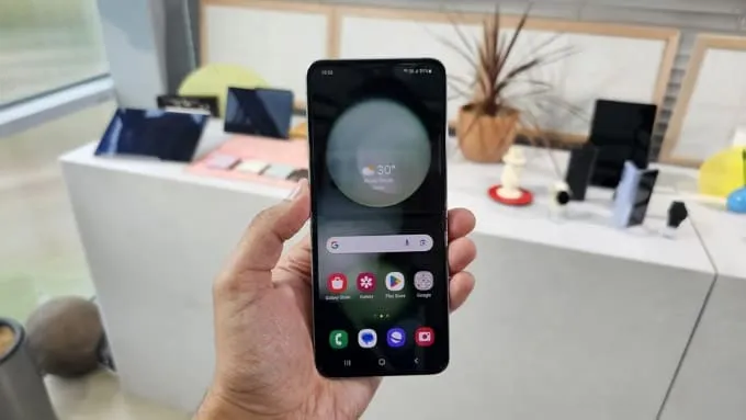 Galaxy Z Flip5 được trang bị bộ đôi màn hình đáp ứng tốt nhu cầu sử dụng hằng ngày