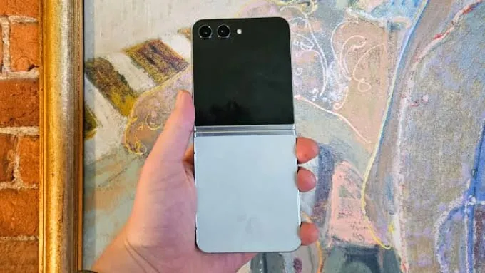 Galaxy Z Flip5 sở hữu thiết kế gập vỏ sò đặc trưng với kiểu dáng nhỏ gọn