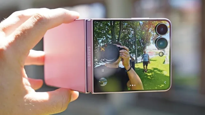 So sánh Samsung Galaxy Z Flip8 vs iPhone 17 về camera 