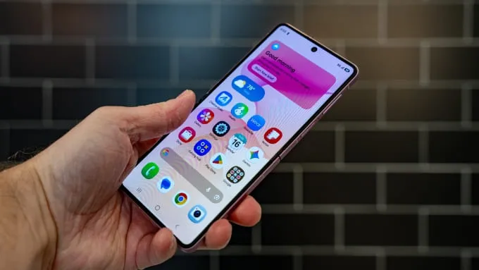 Galaxy Z Flip8 gây ấn tượng khi được nâng cấp đồng thời cả 2 màn hình