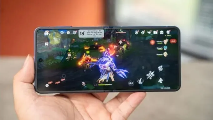 Galaxy Z Flip7 vẫn mang đến trải nghiệm rất toàn diện với Now Brief, Gemini Live, Interpreter, Samsung DeX