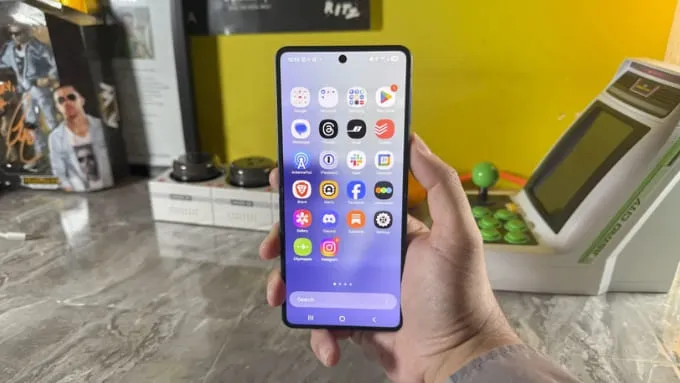 Cả 2 đều sở hữu màn hình FlexWindow Super AMOLED 4.1 inch