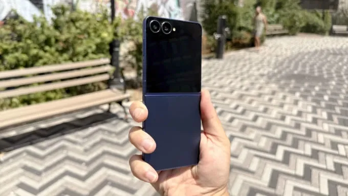 Cả 2 đều sử dụng khung Armor Aluminum kết hợp mặt lưng kính Gorilla Glass Victus 2