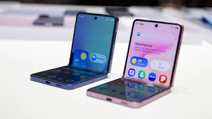 Samsung Galaxy Z Flip 8 có gì mới so với Z Flip 7